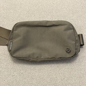 Lululemon Everywhere Belt Bag 1L in carob brown/black